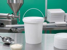900 ml plastic bucket on a mayonnaise filling line