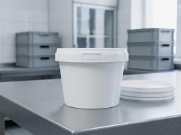 White 550 ml plastic container with lid on a table in a ready-meal kitchen