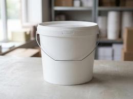 White 5.6 liter plastic bucket with a metal handle and lid